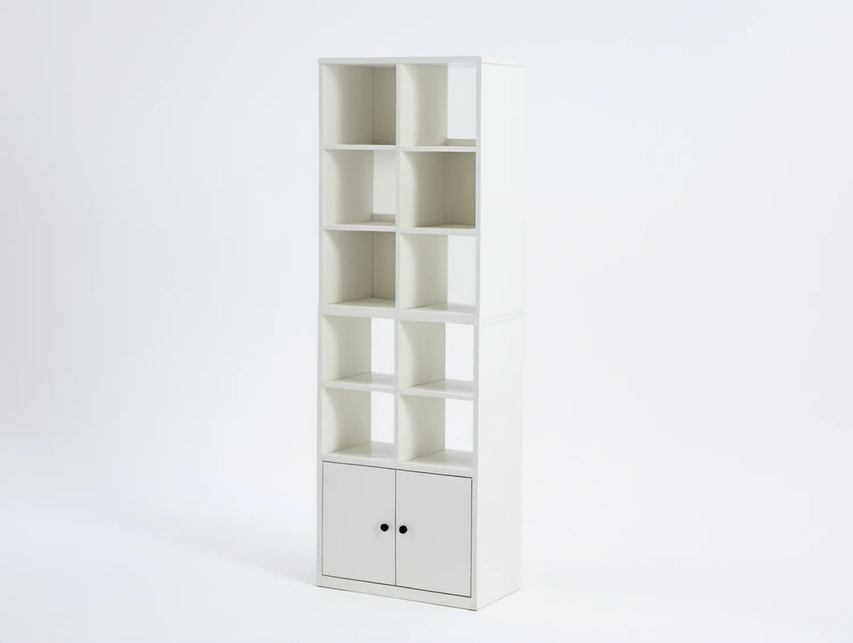 Biały regał z laminowanej płyty wiórowej 60 x 30 x 180 cm, 10 wnęk i dolna szafka